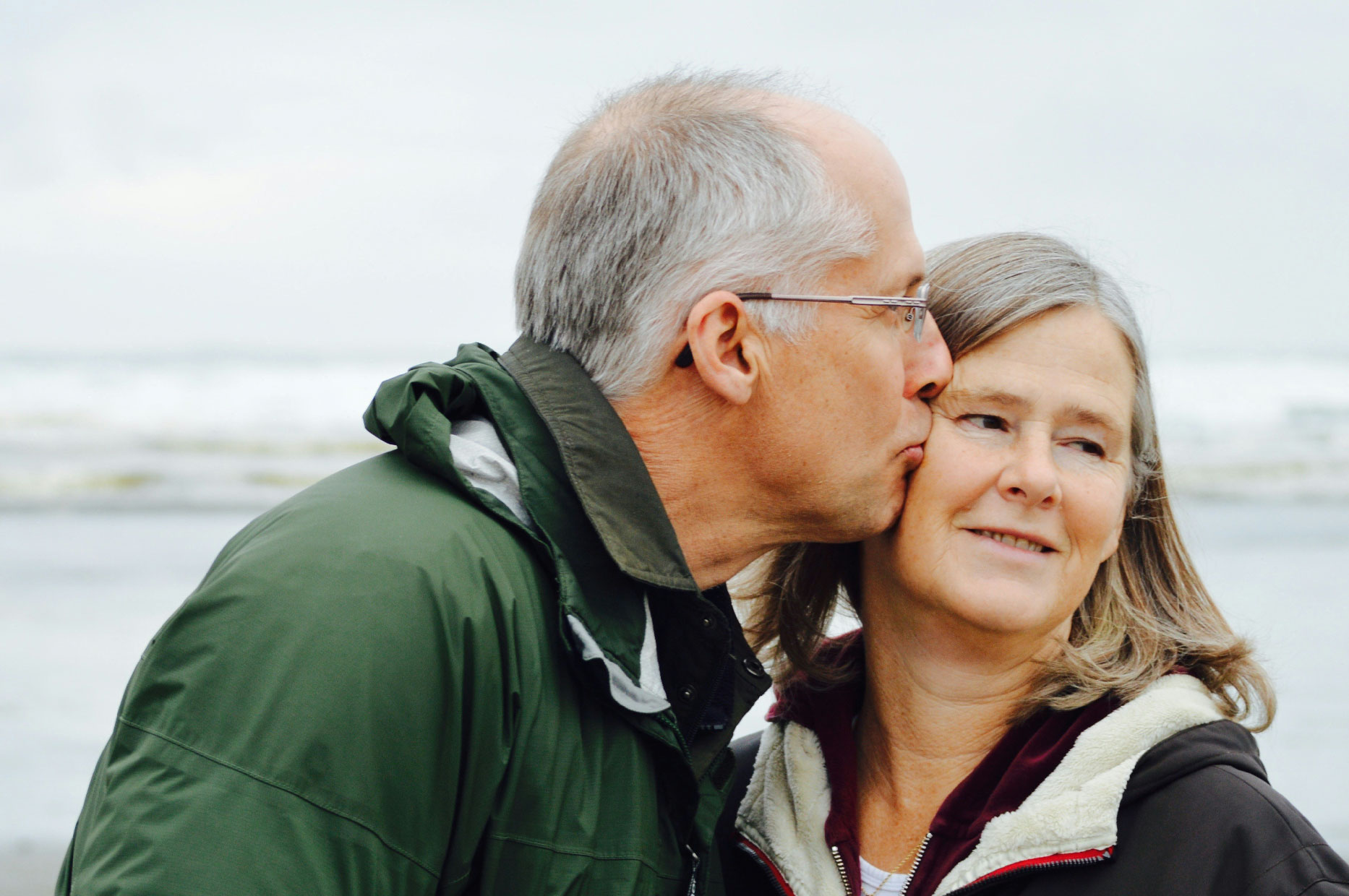 Älteres Paar am Strand