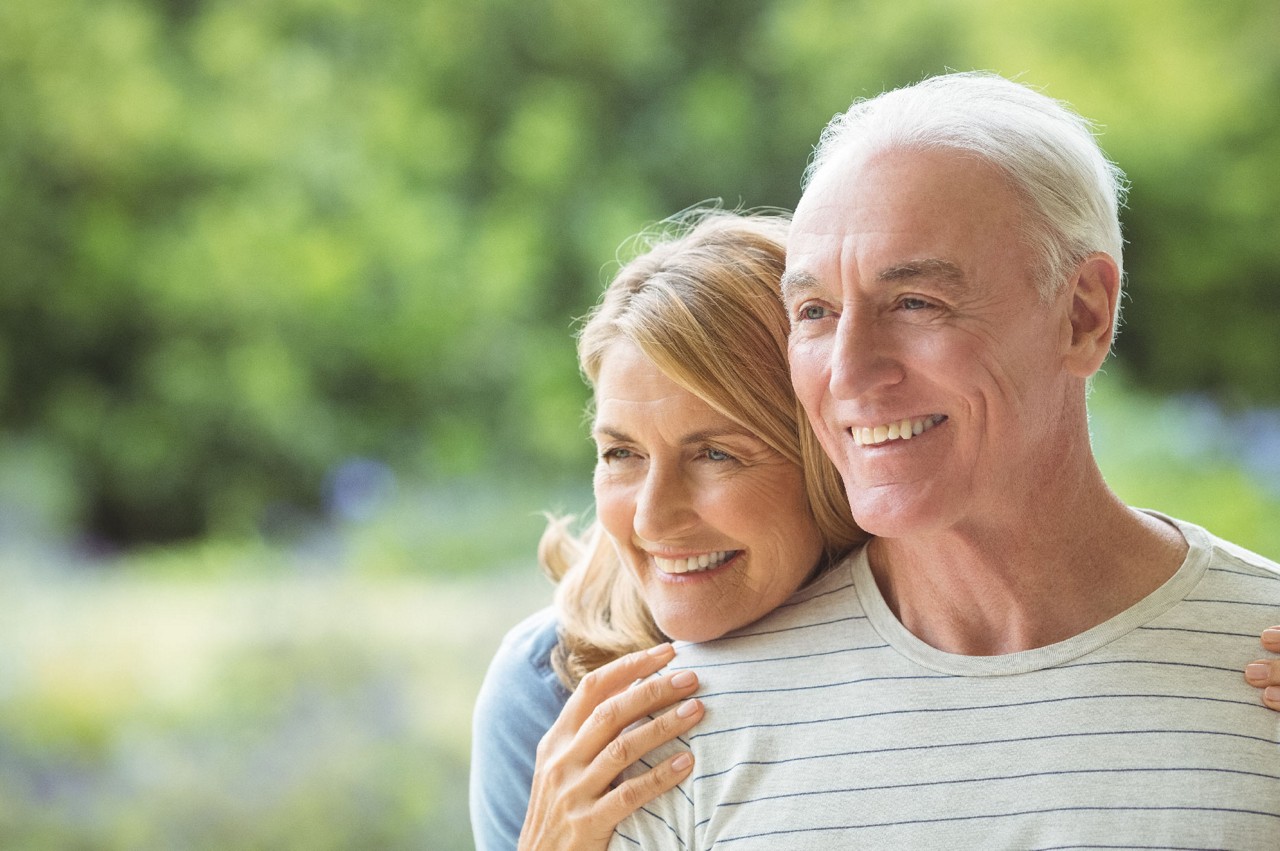 Älteres Paar am Strand