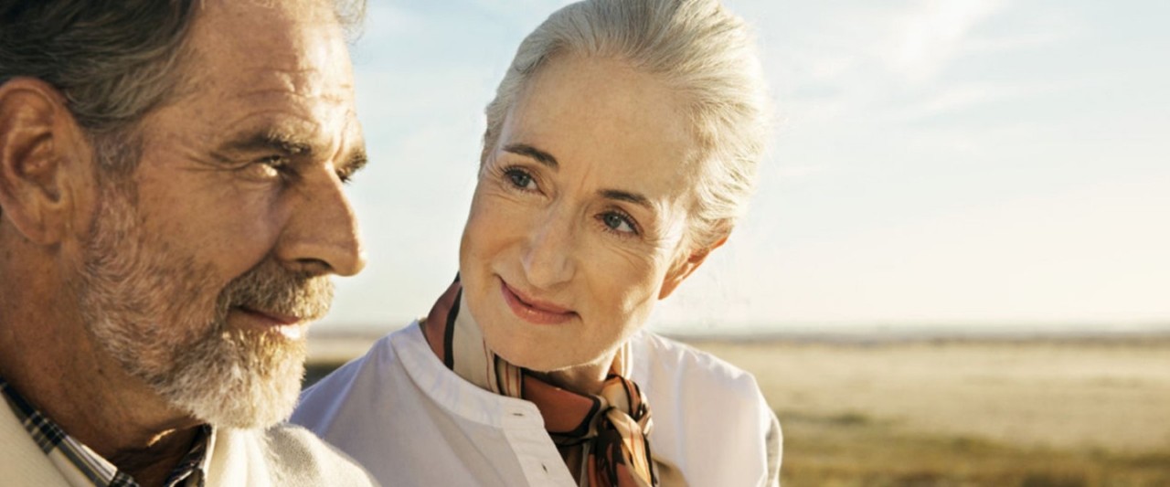 Älteres Paar am Strand