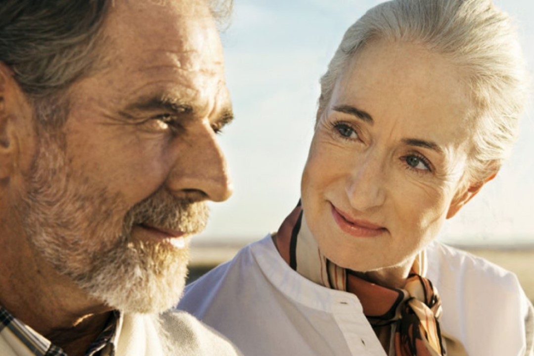 Älteres Paar am Strand